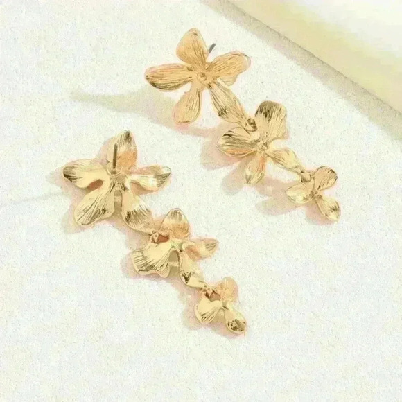 Brand New Gold Flower Design Elegant Earrings - Picture 3 of 3